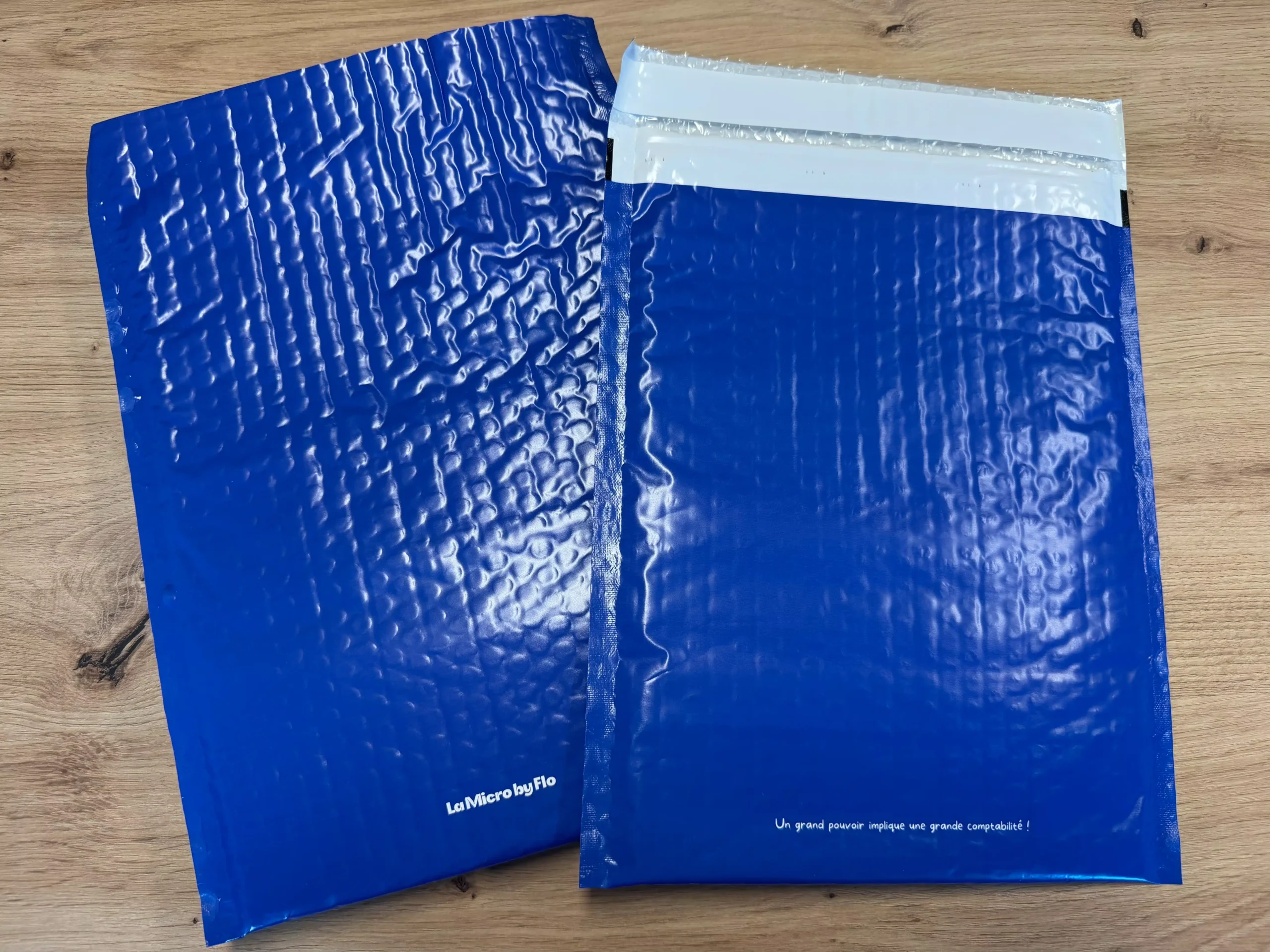 Deux enveloppes bulle bleues La Micro by Flo utilisées pour expédier des produits, soumises à la REP emballages