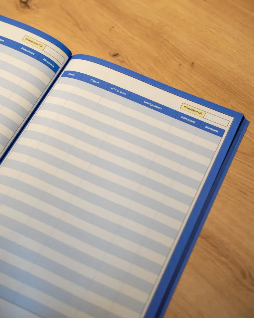 Page tableau livre de recettes micro-entreprise avec colonnes date client facture CA paiement