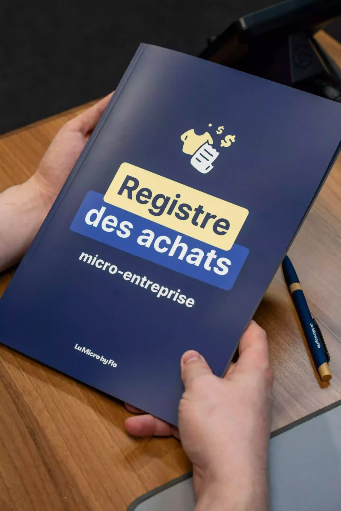 Registre des achats auto-entrepreneur tenu en main, couverture LA MICRO BY FLO
