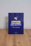 Couverture bleue du registre des achats micro-entreprise LA MICRO BY FLO posée sur un bureau