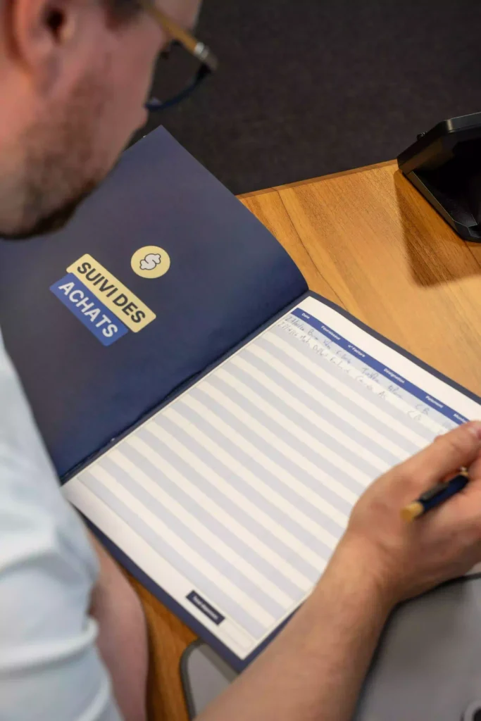 Page de suivi des achats du registre micro-entreprise remplie ligne par ligne