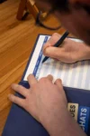 Remplir le registre des achats à la main : colonnes fournisseur, n° de facture et désignation